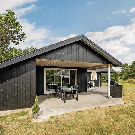 Three-bedroom Holiday In Blåvand